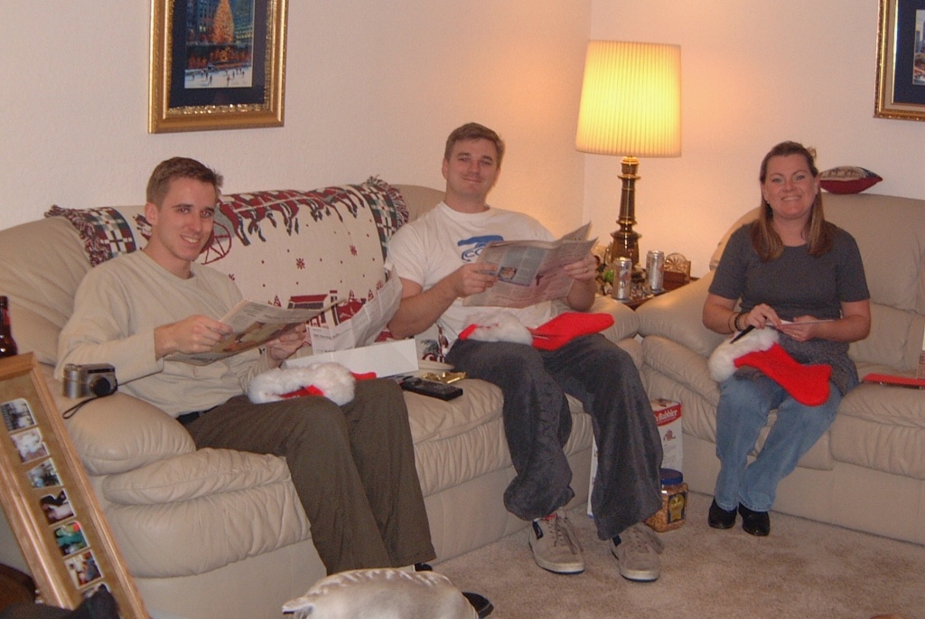 Hildebrand Christmas ScreenSaver/1024x768_2000-12-24-15 kids check their stockings.jpg